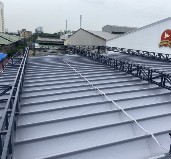 SÂN VƯỜN ĐẸP, THOÁNG MÁT VỚI MÁI XẾP LƯỢN SÓNG NHIỀU MÀU