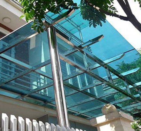 MÁI CHE SÂN VƯỜN POLYCARBONATE GIÁ RẺ THI CÔNG CHẮC CHẮN