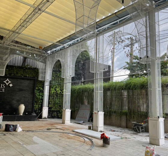 XU HƯỚNG SỬ DỤNG BẠT TRONG SUỐT LÀM VÁCH NGĂN QUÁN ĂN NGOÀI TRỜI