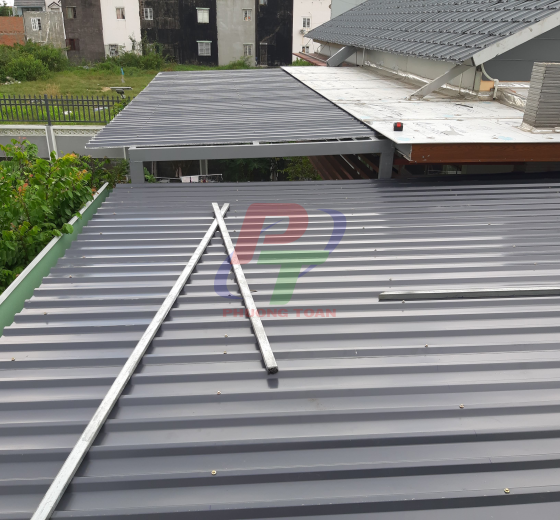 SO SÁNH LỢI ÍCH CỦA MÁI TÔN VÀ MÁI BẠT