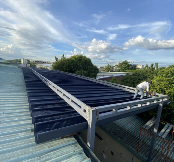 CÓ NÊN LẮP MÁI CHE KÍNH HAY MÁI BẠT XẾP CHO SÂN THƯỢNG