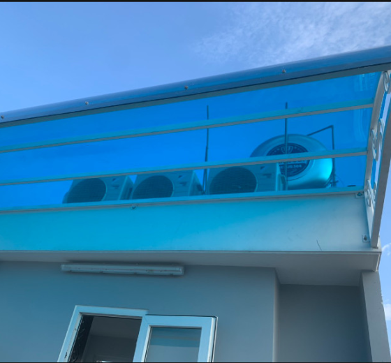 LẮP ĐẶT MÁI CHE NHỰA POLY GIÁ RẺ QUẬN 1, THI CÔNG CHẮC CHẮN BẢO HÀNH DÀI HẠN.