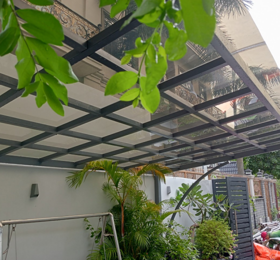 THI CÔNG MÁI CHE SÂN THƯỢNG POLYCARBONATE SIÊU ĐẸP GIÁ TỐT