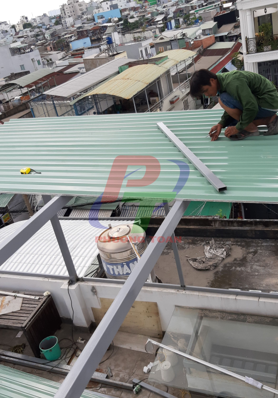 Làm Mái Tôn Sân Thượng, Lợp Vách Poly tại Trần Xuân Soạn Quận 7