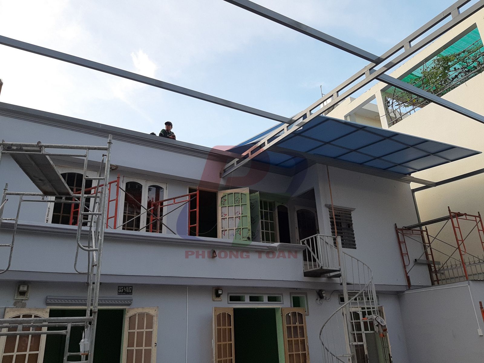 Đưa lên cố định trên các dầm kèo