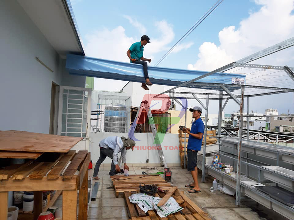 Lên bạt cho bạt che sân thượng