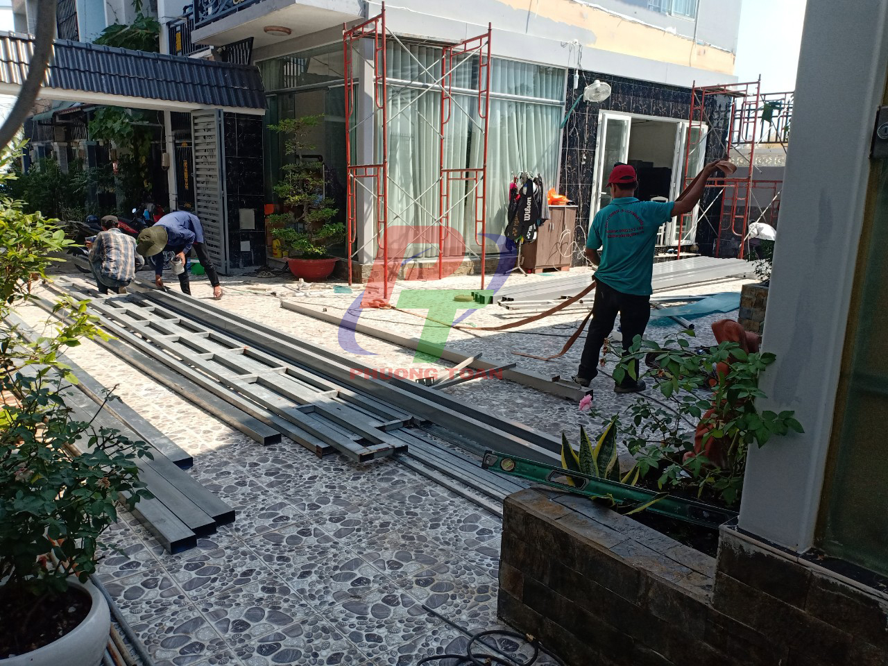 Chuẩn bị vật tư làm mái tôn